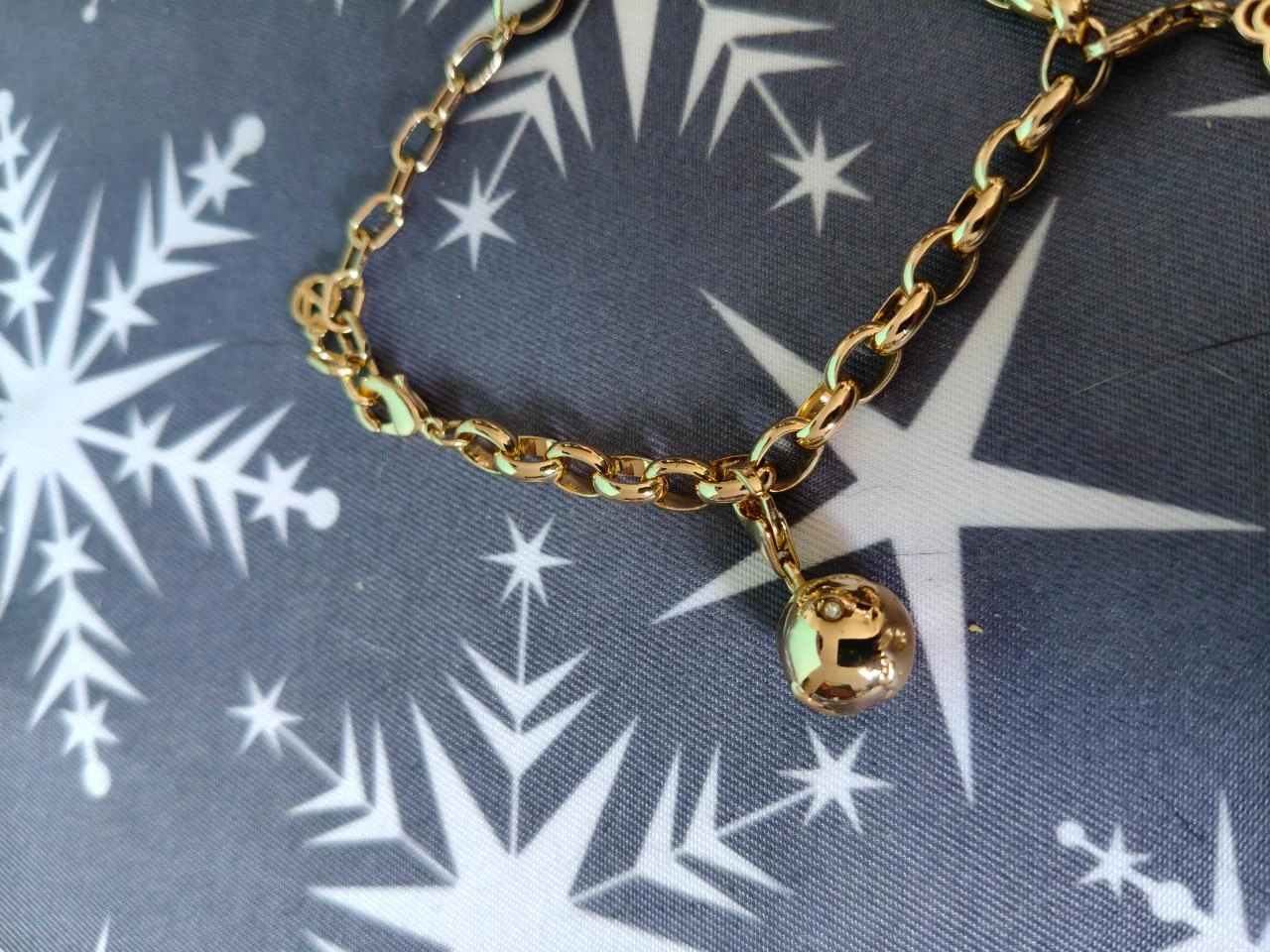Pulseira Dourada Elos Largos com Pendentes – photo 9